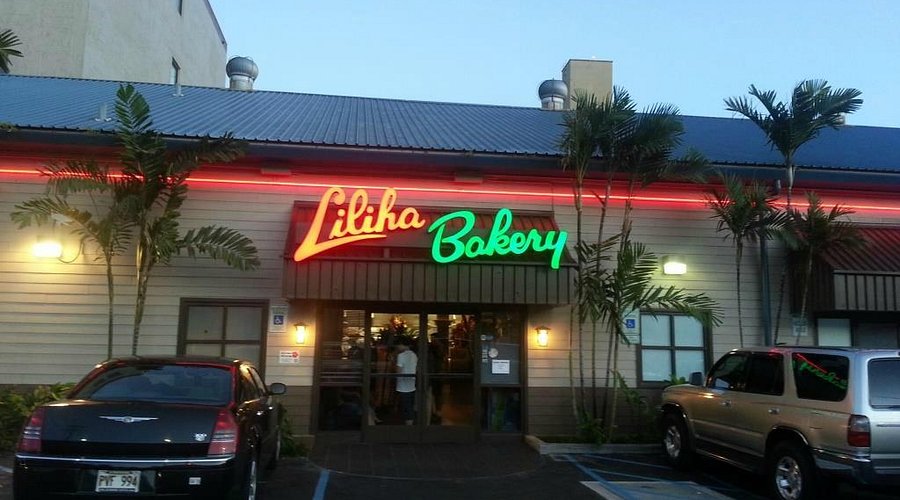 Where to Eat Near Honolulu Airport (HNL): 7 Local Spots That Beat Airport Food (2026 Guide)